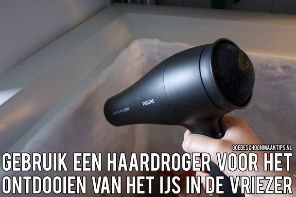 Ontdooi het ijs de vriezer met een haardroger