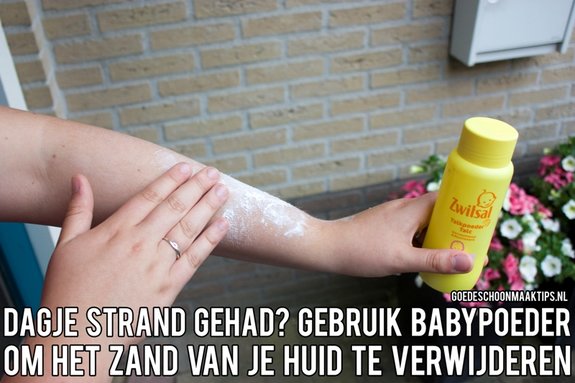 Verwijder zand van je huid met babypoeder